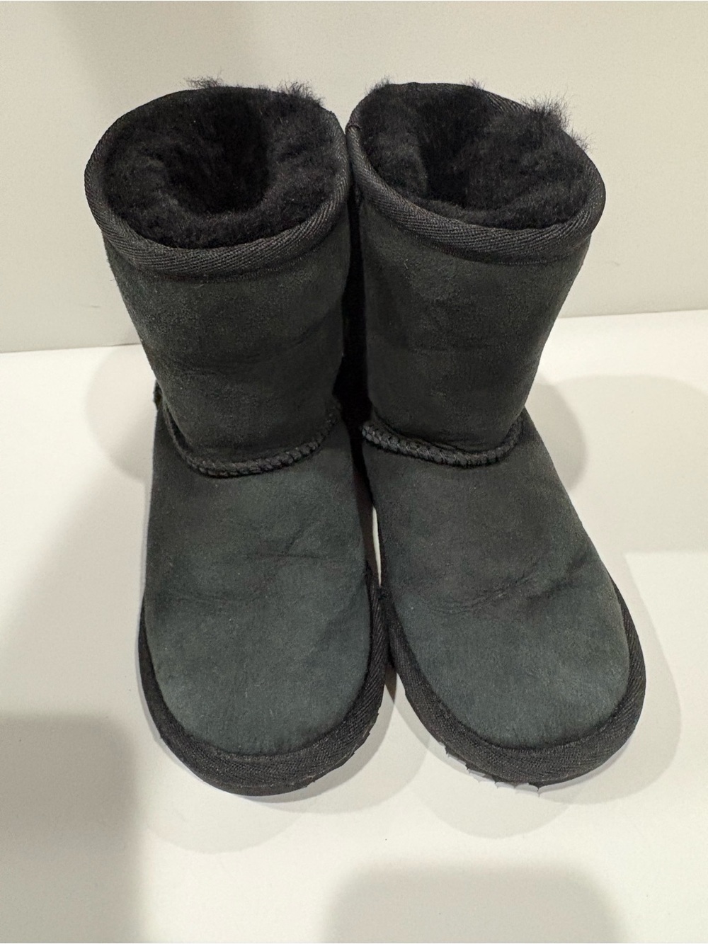 UGG Kids Black Suede Plush-Lined Pull-On Boots estimates size 1.5, read